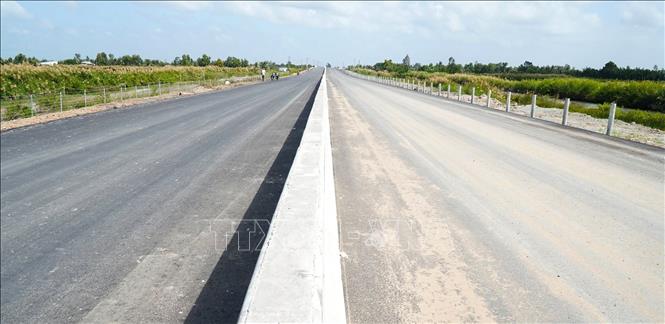 Dù tiến độ rất gấp rút, toàn bộ các tiêu chuẩn kỹ thuật luôn được kiểm soát chặt chẽ trước ngày thông xe kỹ thuật. Ảnh: Huỳnh Anh - TTXVN