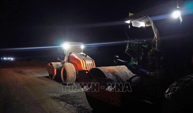 Đêm trên đại công trường cao tốc Cần Thơ - Cà Mau luôn sáng đèn để kịp thời gian 