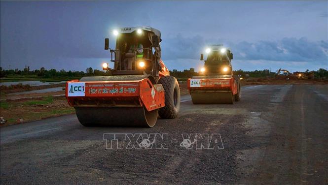 Với tinh thần “vượt nắng, thắng mưa”, các đơn vị thi công quyết tâm làm đêm, làm ngày để hoàn thành dự án đúng tiến độ đề ra. Ảnh: Huỳnh Anh - TTXVN