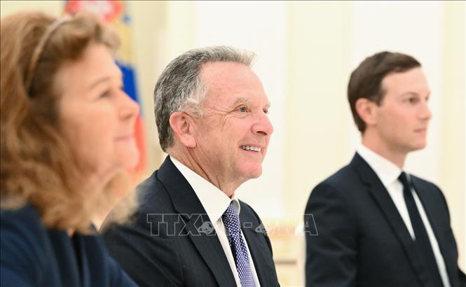 Đặc phái viên Mỹ Steve Witkoff (giữa) hội kiến Tổng thống Nga Vladimir Putin tại Moskva, ngày 2/12/2025. Ảnh: Anadolu Agency/TTXVN