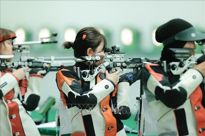 Xạ thủ Lê Thị Mộng Tuyền thi đấu ở nội dung súng trường hơi 10m đồng đội. Ảnh: Minh Quyết - PV TTXVN tại Thái Lan