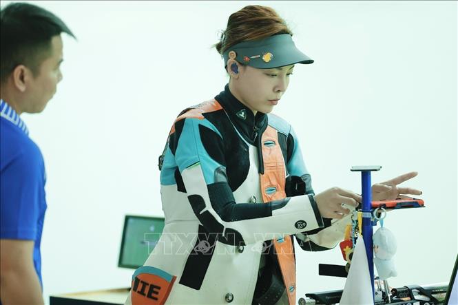 Xạ thủ Phí Thanh Thảo chuẩn bị cho thi chung kết nội dung súng trường hơi 10m cá nhân. Ảnh: Minh Quyết - PV TTXVN tại Thái Lan