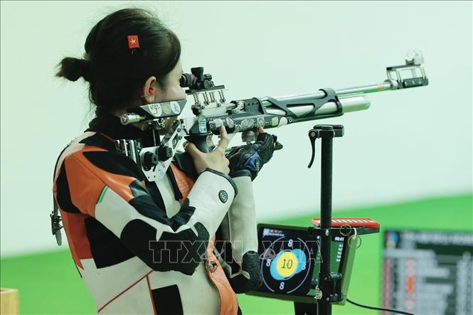 Xạ thủ Lê Thị Mộng Tuyền thi đấu ở chung kết nội dung súng trường hơi 10m cá nhân. Ảnh: Minh Quyết - PV TTXVN tại Thái Lan