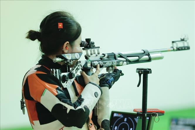 Xạ thủ Lê Thị Mộng Tuyền thi đấu ở chung kết nội dung súng trường hơi 10m cá nhân. Ảnh: Minh Quyết - PV TTXVN tại Thái Lan