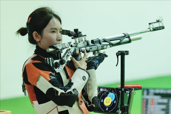 Xạ thủ Lê Thị Mộng Tuyền thi đấu thi đấu xuất sắc và giành HCĐ ở nội dung súng trường hơi 10m cá nhân. Ảnh: Minh Quyết - PV TTXVN tại Thái Lan