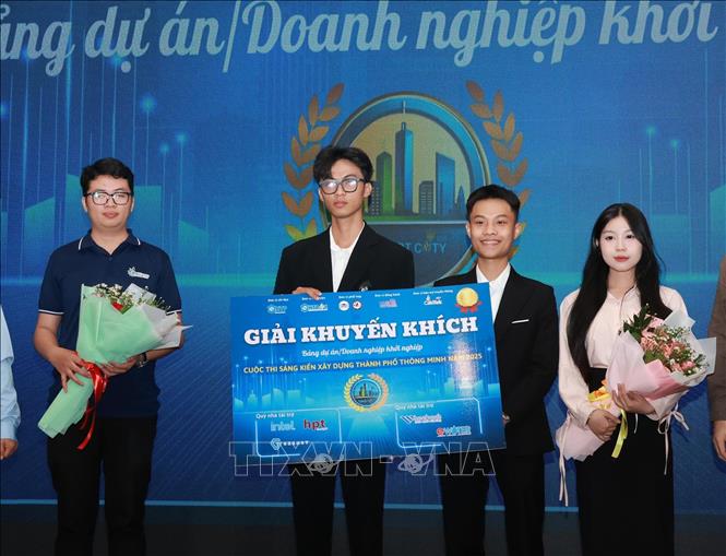Các đội giành giải khuyến khích bảng Doanh nghiệp/dự án đổi mới sáng tạo. Ảnh: Thu Hoài - TTXVN