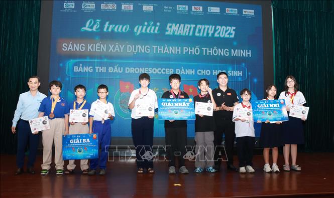 Các đội giành giải ở bảng Drone Soccer cho học sinh. Ảnh: Thu Hoài - TTXVN