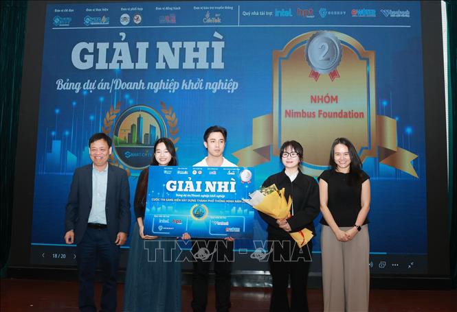 Ban tổ chức trao giải nhì - giải cao nhất ở bảng Doanh nghiệp/dự án đổi mới sáng tạo. Ảnh: Thu Hoài - TTXVN