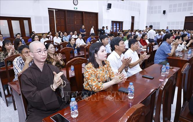 Cư tri dự Hội nghị tiếp xúc cử tri. Ảnh: Doãn Tấn – TTXVN