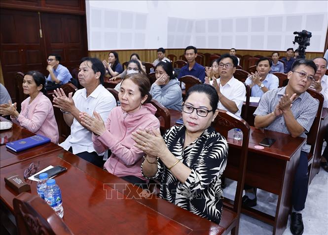 Cư tri dự Hội nghị tiếp xúc cử tri. Ảnh: Doãn Tấn – TTXVN