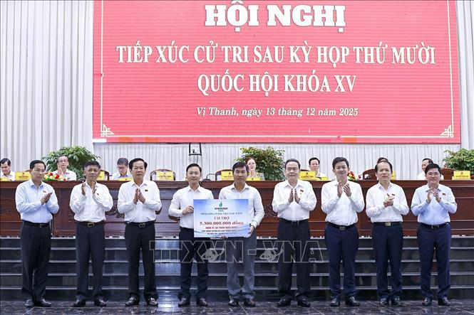 Chủ tịch Quốc hội Trần Thanh Mẫn chứng kiến Tập đoàn Công nghiệp Năng lượng quốc gia Việt Nam trao tượng trưng hơn 5 tỷ VND cho xã Hòa An xây dựng tuyến đường giao thông nông thôn. Ảnh: Doãn Tấn – TTXVN