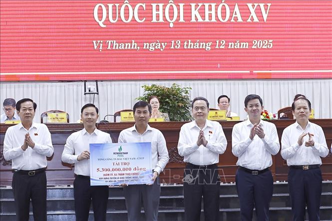 Chủ tịch Quốc hội Trần Thanh Mẫn chứng kiến Tập đoàn Công nghiệp Năng lượng quốc gia Việt Nam trao tượng trưng hơn 5 tỷ VND cho xã Hòa An xây dựng tuyến đường giao thông nông thôn. Ảnh: Doãn Tấn – TTXVN