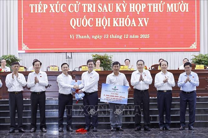 Chủ tịch Quốc hội Trần Thanh Mẫn chứng kiến Tập đoàn Công nghiệp Năng lượng quốc gia Việt Nam trao tượng trưng hơn 5 tỷ VND cho xã Hòa An xây dựng tuyến đường giao thông nông thôn. Ảnh: Doãn Tấn – TTXVN