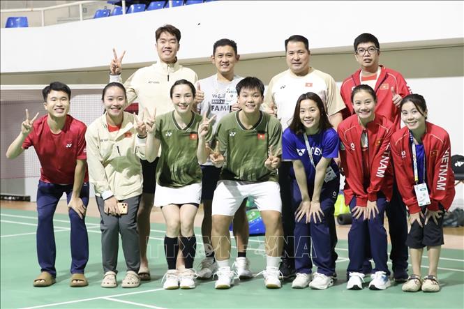 Vũ Thị Trang và Bùi Bích Phương giành HCĐ nội dung đôi nữ tại SEA Games 33. Ảnh: TTXVN phát