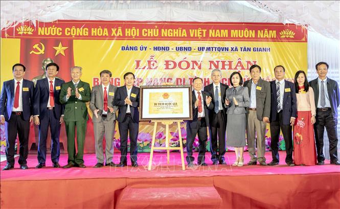 Trao Bằng xếp hạng Di tích quốc gia di tích lịch sử “Đền Song Trung và mộ Hoàng Vĩnh Tộ, Hoàng Vĩnh Dụ  cho Đảng bộ, chính quyền, nhân dân xã Tân Gianh và dòng họ Hoàng, làng Phù Kinh. Ảnh; TTXVN phát