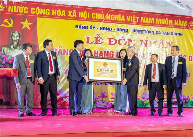 Trao Bằng xếp hạng Di tích quốc gia di tích lịch sử “Đền Song Trung và mộ Hoàng Vĩnh Tộ, Hoàng Vĩnh Dụ. Ảnh: TTXVN phát