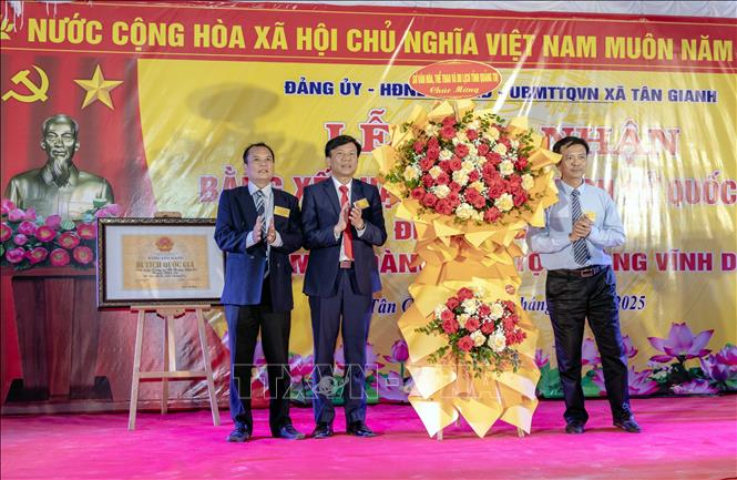 Lãnh đạo sở Văn hóa, Thể thao và Du lịch tỉnh Quảng Trị tặng hoa chúc mừng xã Tân Gianhdâng hương tại Di tích quốc gia di tích lịch sử “Đền Song Trung và mộ Hoàng Vĩnh Tộ, Hoàng Vĩnh Dụ. Ảnh: TTXVN phát