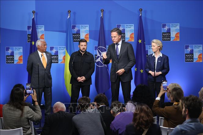 (Từ trái sang): Chủ tịch Hội đồng châu Âu Antonio Costa, Tổng thống Ukraine Volodymyr Zelensky, Tổng Thư ký NATO Mark Rutte và Chủ tịch Ủy ban châu Âu Ursula von der Leyen trong cuộc gặp tại La Hay, Hà Lan, ngày 24/6/2025. Ảnh: THX/TTXVN