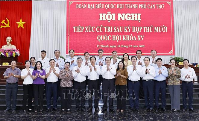 Chủ tịch Quốc hội Trần Thanh Mẫn với đại biểu. Ảnh: Doãn Tấn - TTXVN
