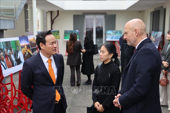 Ambassador Mai Phan Dung introduces photos to foreign ambassadors and friends. VNA Photo: Anh Hiển