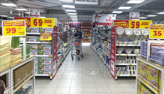 Siêu thị trên địa bàn phường Tân Mỹ, TP. Hồ Chí Minh triển khai nhiều chương trình khuyến mãi cho nhóm hàng tiêu dùng.  Ảnh: Hương Giang - TTXVN