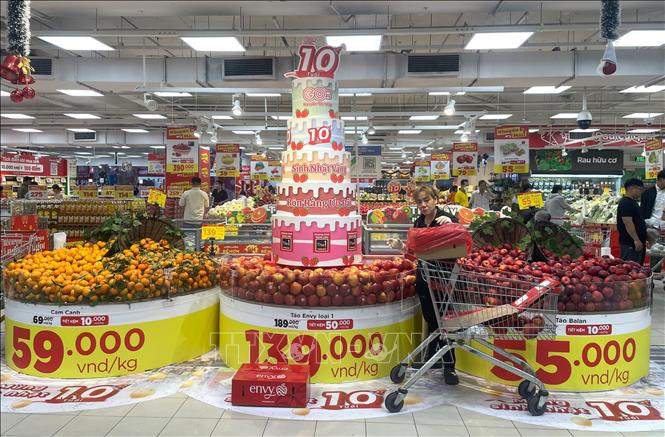 Nhiều siêu thị đồng loạt triển khai giảm giá, khuyến mãi để thu hút người tiêu dùng.  Ảnh: Hương Giang - TTXVN