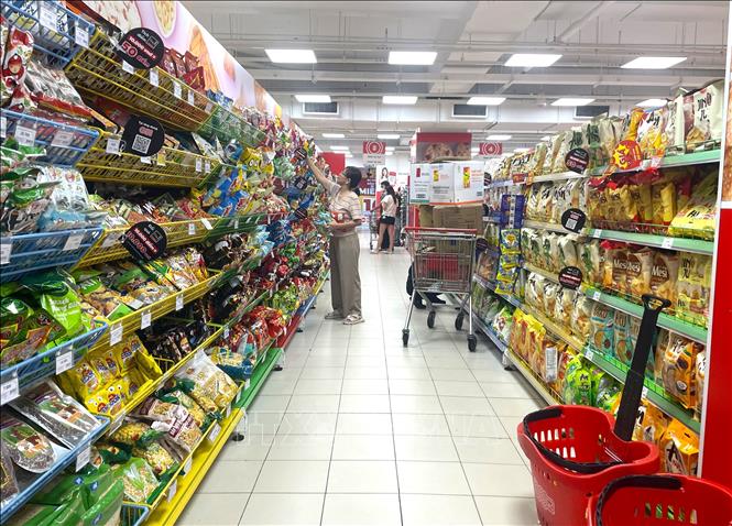 Người dân mua sắm tại siêu thị Go! trên địa bàn phường Tân Mỹ, TP. Hồ Chí Minh.  Ảnh: Hương Giang - TTXVN