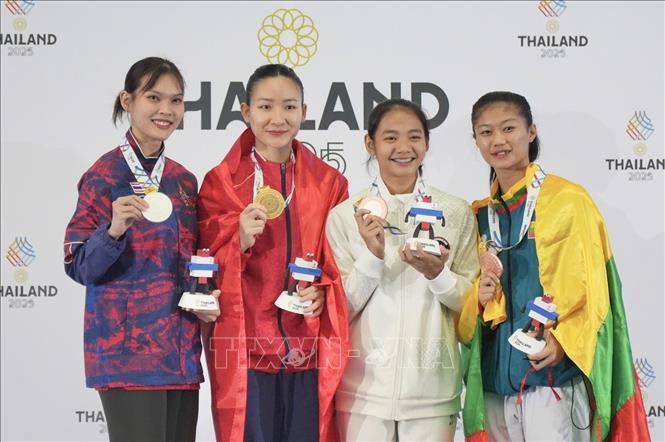 VĐV Hoàng Thị Mỹ Tâm thi đấu xuất sắc, giành HCV ở hạng cân 61 kg nữ. Ảnh: TTXVN phát