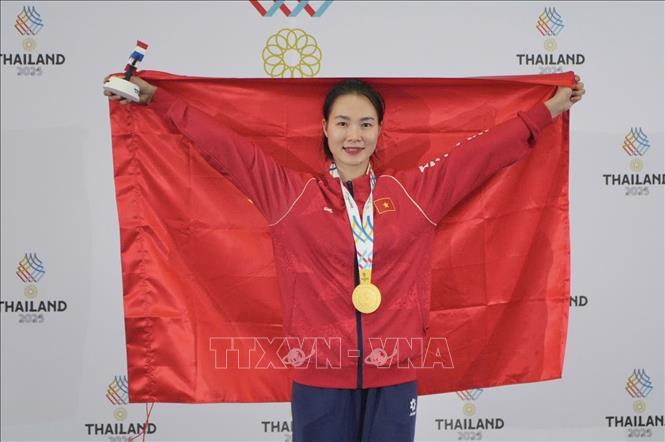 VĐV Đinh Thị Hương thi đấu xuất sắc, giành HCV ở hạng cân 68 kg nữ. Ảnh: TTXVN phát