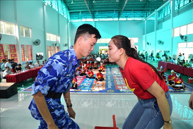 Cán bộ, chiến sĩ Bộ Tư lệnh Vùng Cảnh sát biển 4 và thầy, cô giáo phối hợp thực hiện phần thi giải cứu. Ảnh: TTXVN phát