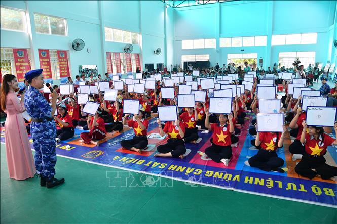 Các em học sinh tham gia trả lời các câu hỏi.
Ảnh: TTXVN phát