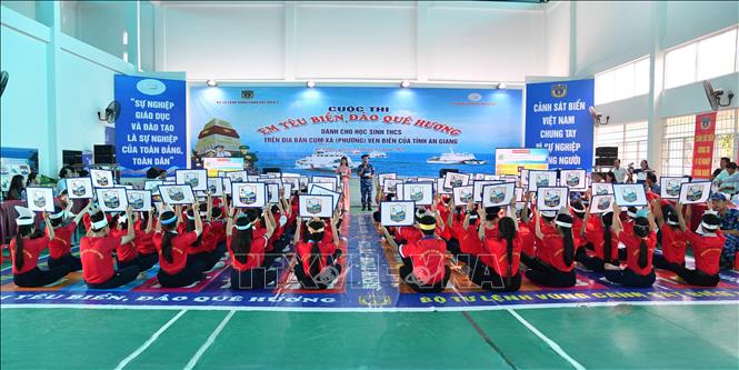 Sôi nổi Cuộc thi “Em yêu biển, đảo quê hương”.
Ảnh: TTXVN phát