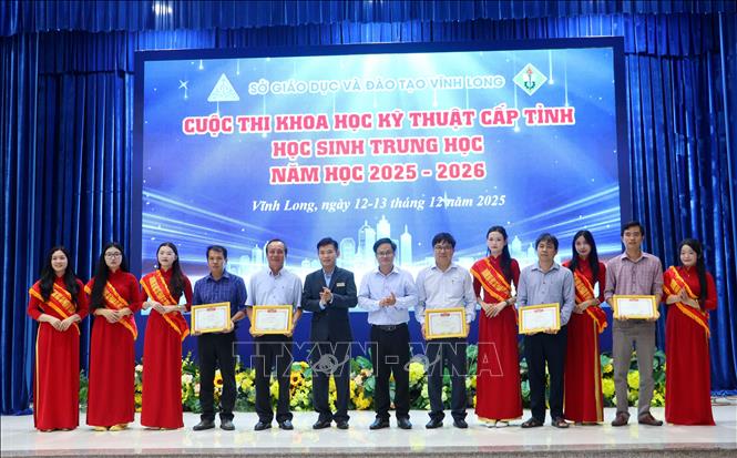Khen thưởng  cho các tập thể có thành tích xuất sắc trong Cuộc thi Khoa học, Kỹ thuật cấp tỉnh dành cho học sinh trung học tỉnh Vĩnh Long năm học 2025–2026 . Ảnh: Lê Thúy Hằng – TTXVN.
