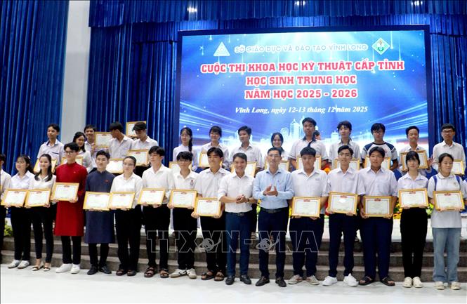 Khen thưởng  cho các thí sinh đạt giải nhì Cuộc thi Khoa học, Kỹ thuật cấp tỉnh dành cho học sinh trung học tỉnh Vĩnh Long năm học 2025–2026 . Ảnh: Lê Thúy Hằng – TTXVN.