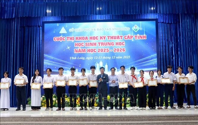 Khen thưởng  cho các thí sinh đạt giải nhất Cuộc thi Khoa học, Kỹ thuật cấp tỉnh dành cho học sinh trung học tỉnh Vĩnh Long năm học 2025–2026 . Ảnh: Lê Thúy Hằng – TTXVN.