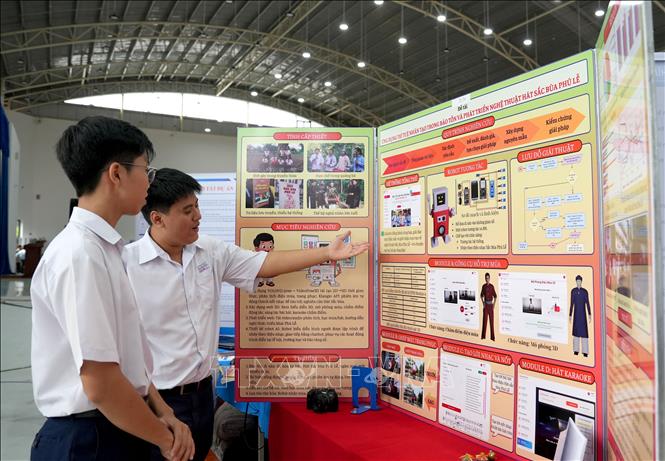 Các thí sinh chuẩn bị dự án tham dự vòng chung khảo Cuộc thi Khoa học, Kỹ thuật cấp tỉnh dành cho học sinh trung học tỉnh Vĩnh Long năm học 2025–2026 . Ảnh: Lê Thúy Hằng – TTXVN. 