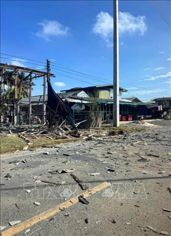 Một ngôi nhà ở tỉnh Sisaket, Thái Lan bị phá huỷ do trúng rocket trong xung đột biên giới với Campuchia, ngày 13/12/2025. Ảnh: THX/TTXVN