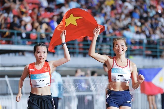 Hai VĐV Nguyễn Thị Oanh (phải) và Lê Thị Tuyết giành HCV và HCB ở nội dung chạy 5000m nữ. Ảnh: Minh Quyết - PV TTXVN tại Thái Lan