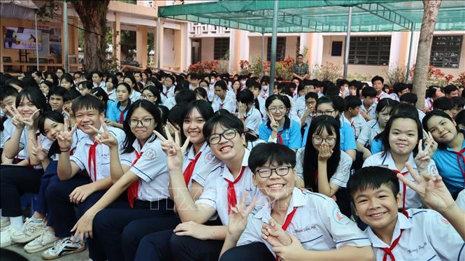 Học sinh trường Trung học cơ sở tỉnh Tây Ninh tham gia buổi giáo dục kỹ năng sống, nghe trình bày về chủ đề “Sự vô cảm”. Ảnh: Đức Hạnh - TTXVN
