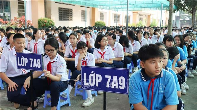 Học sinh trường Trung học cơ sở tỉnh Tây Ninh tham gia buổi giáo dục kỹ năng sống, nghe trình bày về chủ đề “Sự vô cảm”. Ảnh: Đức Hạnh - TTXVN