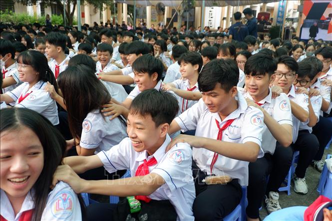 Một hoạt động trong tiết học giáo dục kỹ năng sống cho hơn 1.800 học sinh Trung học cơ sở về chủ đề “Sự vô cảm”. Ảnh: Đức Hạnh - TTXVN