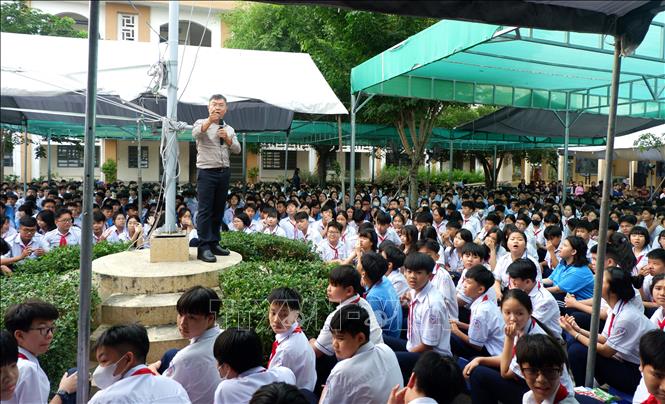 Tiến sĩ Nguyễn Thành Nhân giáo dục kỹ năng sống cho hơn 1.800 học sinh Trung học cơ sở về chủ đề “Sự vô cảm”. Ảnh: Đức Hạnh - TTXVN