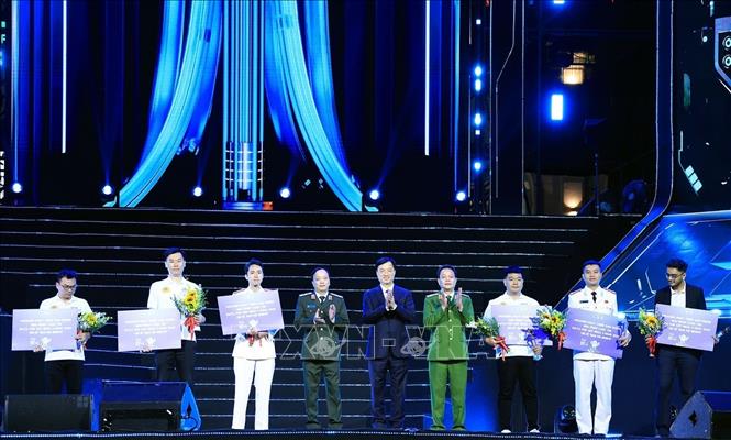 Bí thư Thành uỷ Hà Nội Nguyễn Duy Ngọc và lãnh đạo Bộ Công an trao tặng Kỷ niệm chương cho các đội đạt giải Nhất, Nhì, Ba cuộc thi Data for Life. Ảnh: Tuấn Anh - TTXVN