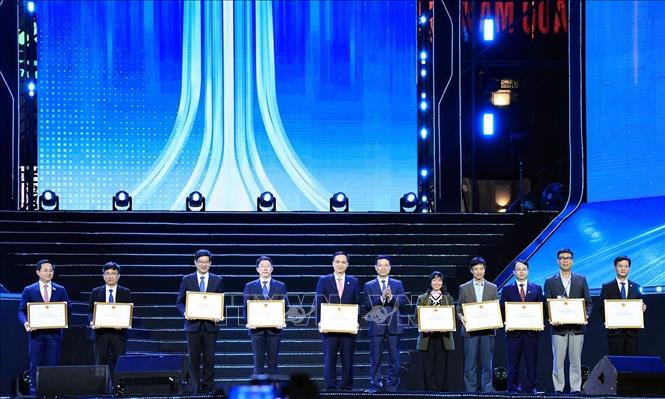 Bộ trưởng Bộ Khoa học và Công nghệ Nguyễn Mạnh Hùng trao Bằng khen cho Top 10 địa phương tiêu biểu. Ảnh: Tuấn Anh - TTXVN