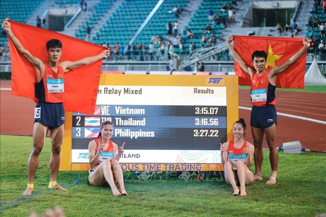 4 vận động viên Tạ Ngọc Tưởng, Nguyễn Thị Ngọc, Lê Ngọc Phúc và Nguyễn Thị Hằng giành HCV nội dung hỗn hợp nam nữ 4x400m, phá kỷ lục SEA Games. Ảnh: Minh Quyết - PV TTXVN tại Thái Lan