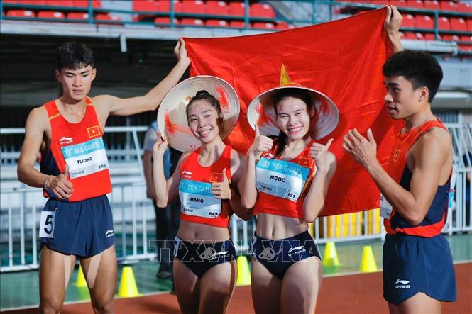 Đội tiếp sức 4x400m hỗn hợp nam nữ gồm Tạ Ngọc Tưởng, Nguyễn Thị Ngọc, Lê Ngọc Phúc và Nguyễn Thị Hằng xuất sắc giành HCV nội dung hỗn hợp nam nữ 4x400m, phá kỷ lục SEA Games. Ảnh: Minh Quyết - PV TTXVN tại Thái Lan