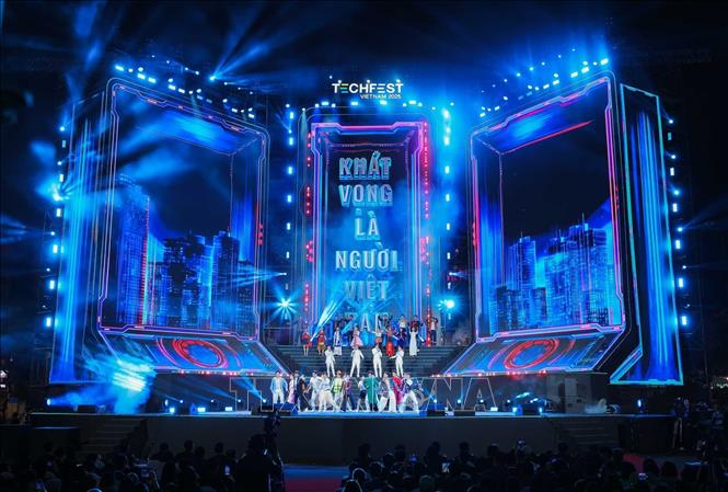 Tiết mục văn nghệ biểu diễn tại chương trình. Ảnh: Hoàng Hiếu - TTXVN