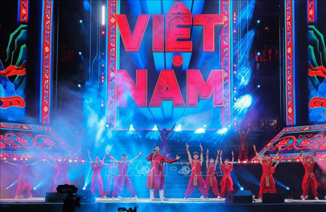 Tiết mục văn nghệ biểu diễn tại chương trình. Ảnh: Hoàng Hiếu - TTXVN