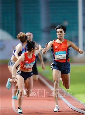 Các VĐV đội tuyển điền kinh Việt Nam thi đấu xuất sắc nội dung hỗn hợp nam nữ 4x400m để giành HCV SEAGames 33. Ảnh: Minh Quyết - PV TTXVN tại Thái Lan