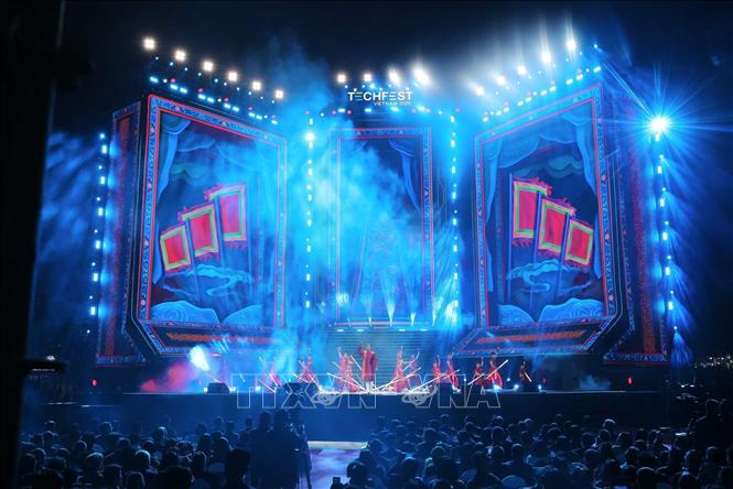 Tiết mục văn nghệ biểu diễn tại chương trình. Ảnh: Hoàng Hiếu - TTXVN